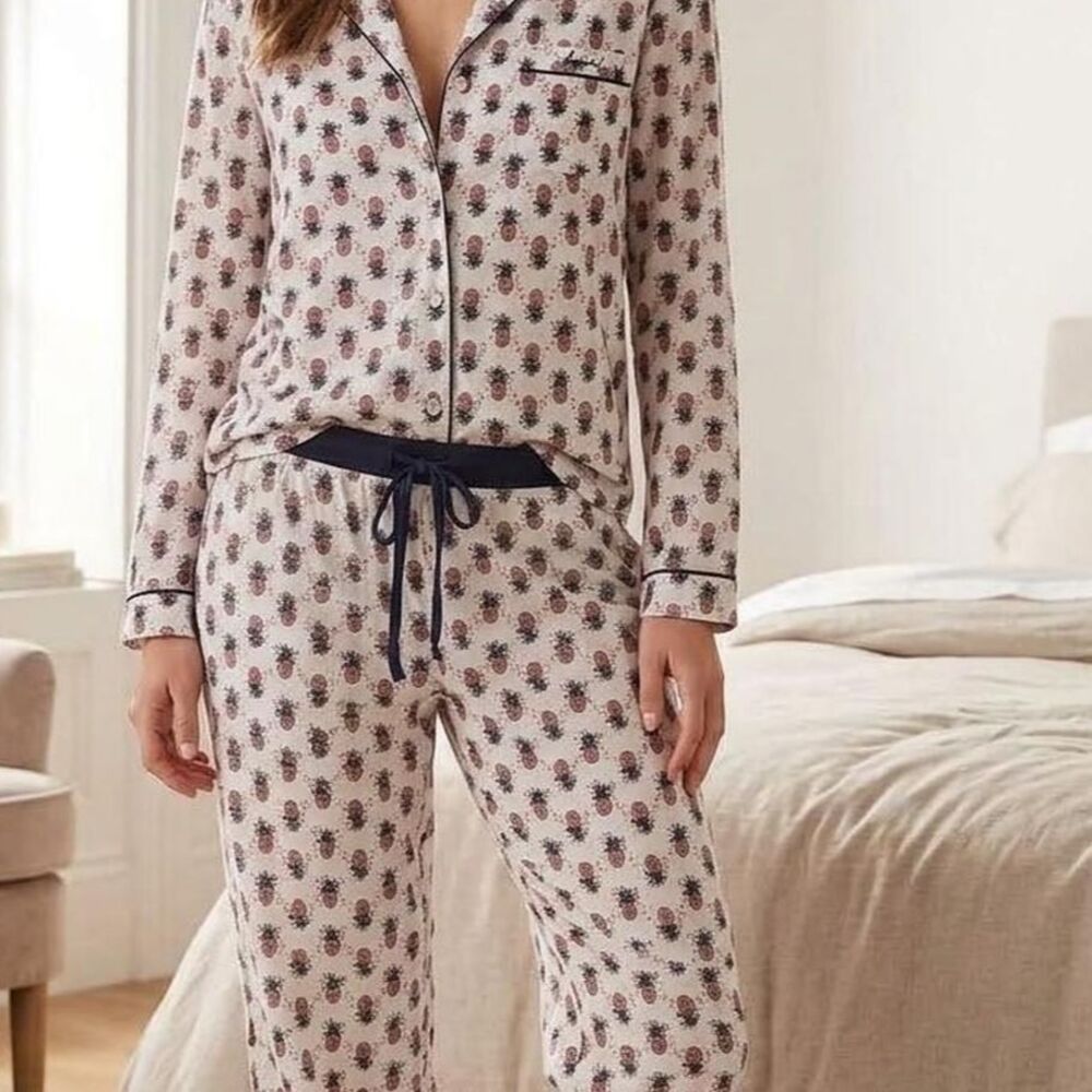 Victoria’s Secret Pineapple Print Pajama Set Top Bottoms Size M cozy lightweight